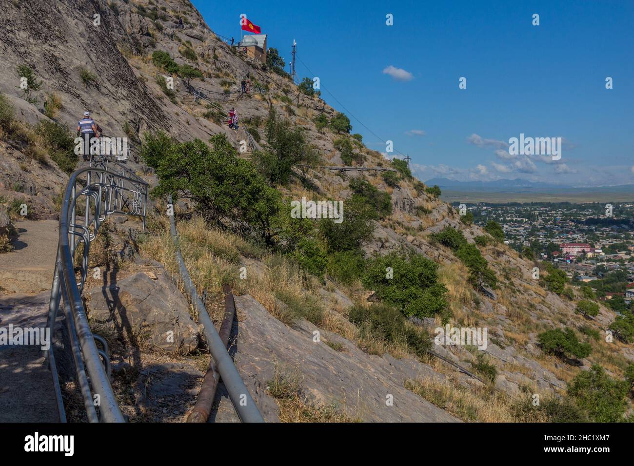 OSH, KIRGHIZISTAN - 28 MAI 2018 : marches vers la colline Sulaiman-too à Osh, Kirghizistan Banque D'Images