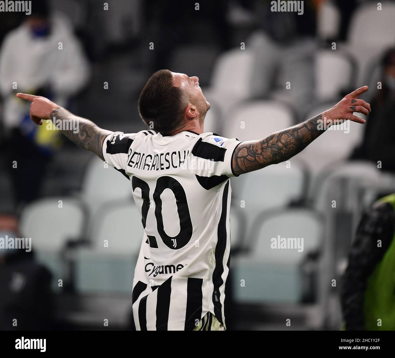 (211222) -- TURIN, le 22 décembre 2021 (Xinhua) -- Federico Bernardeschi du FC Juventus célèbre son but lors d'un match de football entre le FC Juventus et Cagliari à Turin, en Italie, le 21 décembre 2021.(Photo de Federico Tardito/Xinhua) Banque D'Images