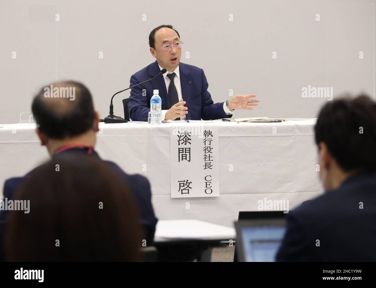 Tokyo, Japon.23rd décembre 2021.Le président du géant japonais de l'électronique Mitsubishi Electric, Kei Uruma, présente ses excuses pour les scandales de contrôle de la qualité de la société au siège de Mitsubishi Electric à Tokyo, le jeudi 23 décembre 2021.Mitsubishi Electric a utilisé de fausses données pour ses essais dans ses usines de Nagasaki, Nagoya, Fukuyama et Kamakura.Credit: Yoshio Tsunoda/AFLO/Alay Live News Banque D'Images