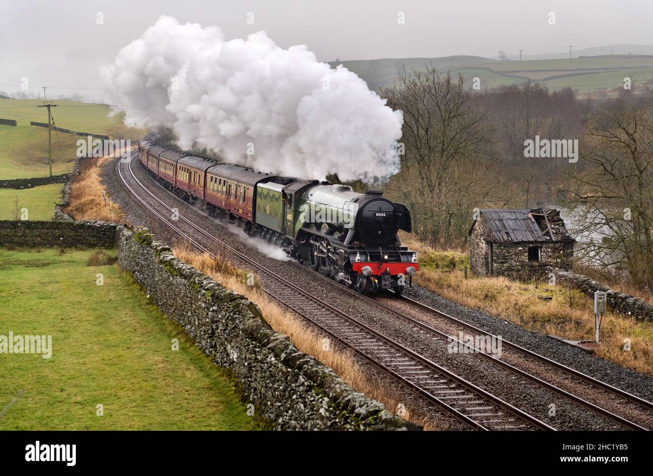 La célèbre locomotive Flying Scotsman en route vers Carlisle, avec un spécial vapeur sur la ligne de chemin de fer Settle-Carlisle, dans le parc national de Yorkshire Dales, au Royaume-Uni.Vu ici par temps humide et trouble au pont Helwith, à Ribblesdale.Crédit : John Bentley/Alay Live News Banque D'Images