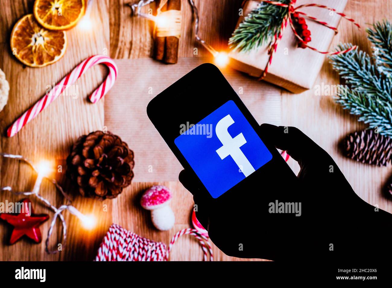 Sur cette photo, l'illustration d'un logo de Facebook vu affichée sur un smartphone. Banque D'Images