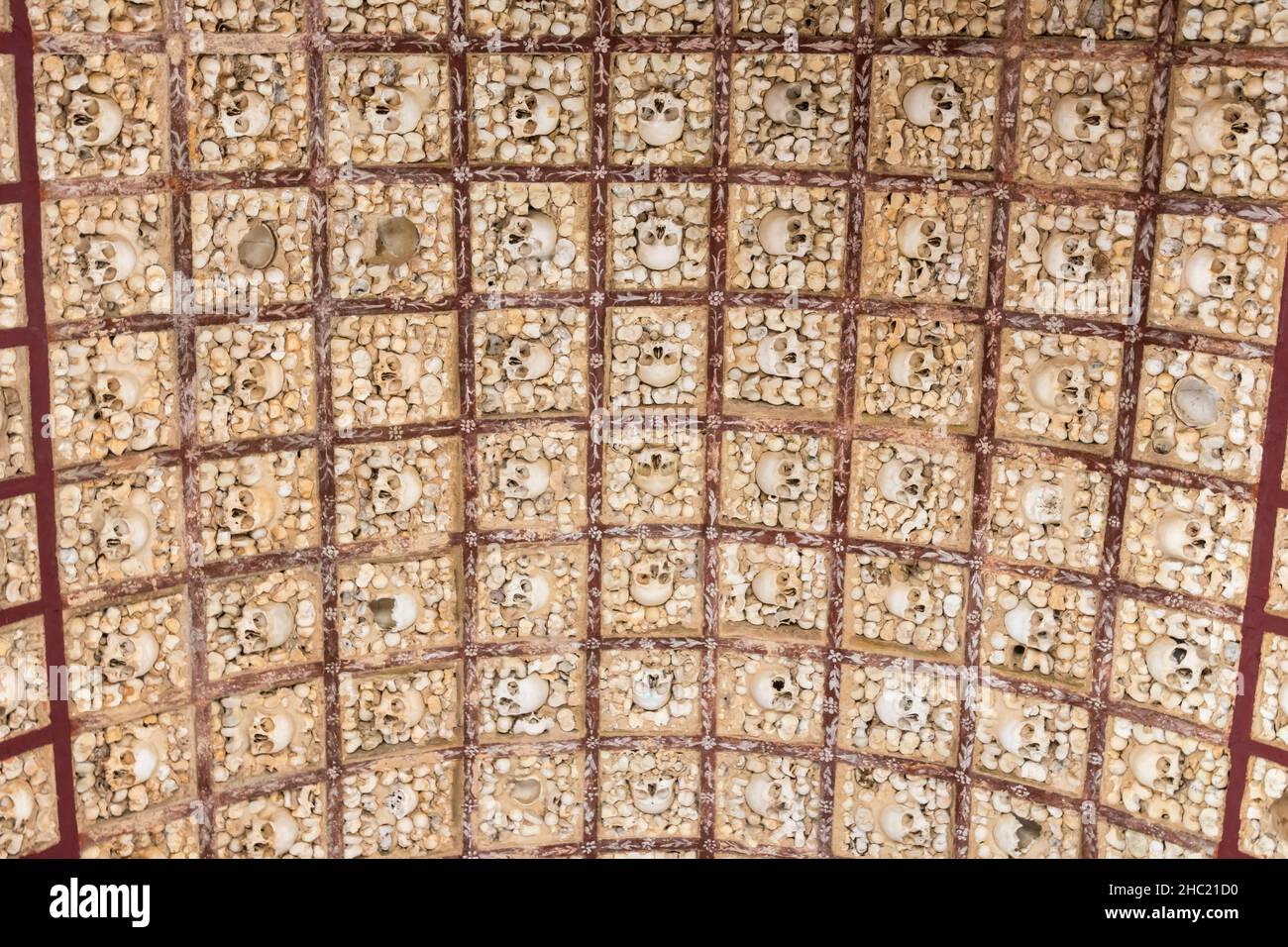 Plafond de la Capela dos Ossos (chapelle des os) situé derrière l'église principale Nossa Senhora do Carmo.Faro, Algarve, Portugal Banque D'Images