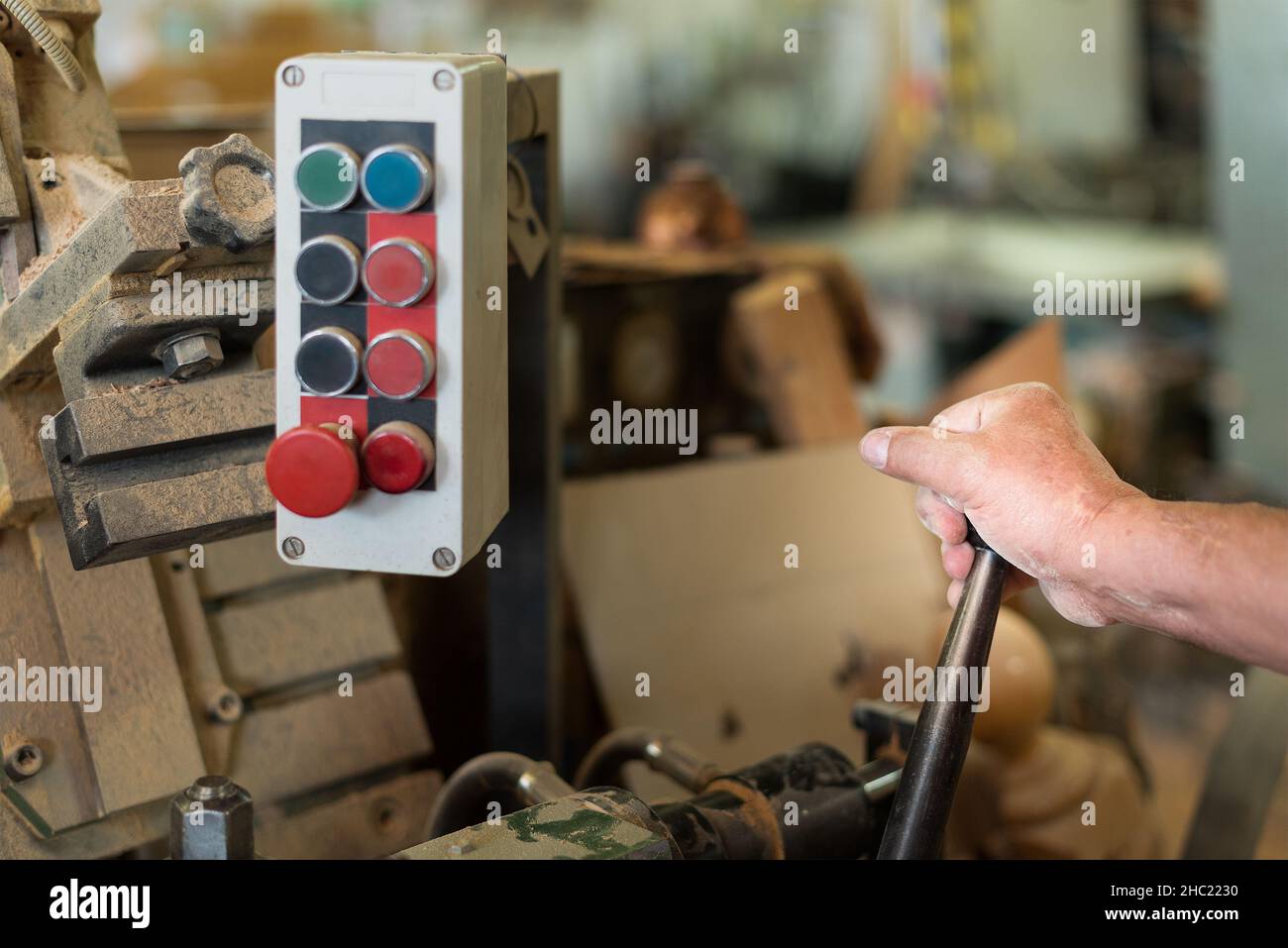 personne contrôlant des machines dans une usine, au premier plan Banque D'Images