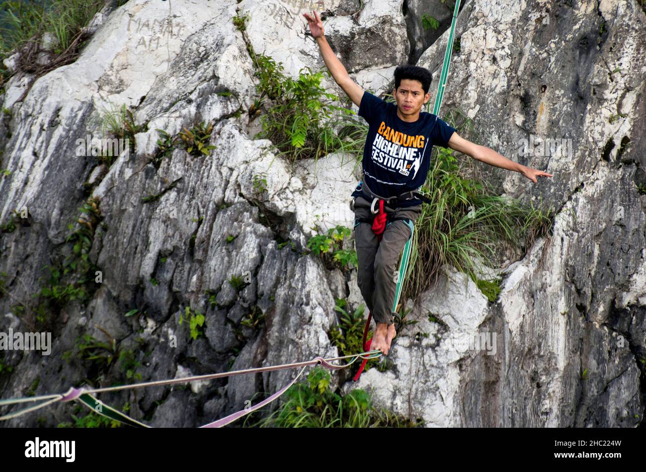(211219) -- BANDUNG, 19 décembre 2021 (Xinhua) -- Un participant se balance sur une corde lors du Bandung Highline Festival 2021 à Bandung, West Java, Indonésie.18 décembre 2021.(Photo de Septianjar/Xinhua) Banque D'Images