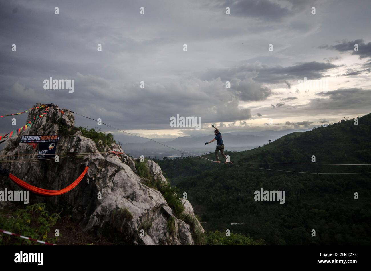 (211219) -- BANDUNG, 19 décembre 2021 (Xinhua) -- Un participant se balance sur une corde lors du Bandung Highline Festival 2021 à Bandung, West Java, Indonésie.18 décembre 2021.(Photo de Septianjar/Xinhua) Banque D'Images