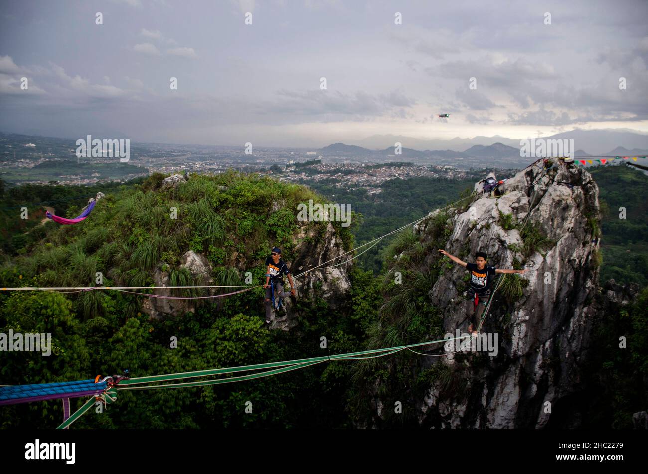 (211219) -- BANDUNG, 19 décembre 2021 (Xinhua) -- Un participant se balance sur une corde lors du Bandung Highline Festival 2021 à Bandung, West Java, Indonésie.18 décembre 2021.(Photo de Septianjar/Xinhua) Banque D'Images