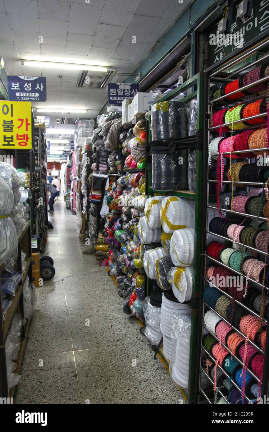 Complexe commercial Dongdaemun à Dongdaemun, Séoul, Corée du Sud.Célèbre pour ses accessoires destinés à l'industrie du vêtement. Banque D'Images