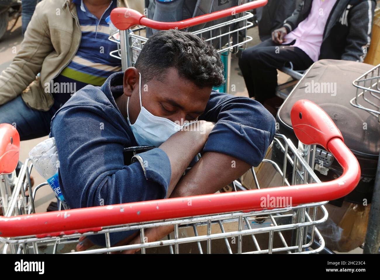 Dhaka, Bangladesh - 23 décembre 2021 : des centaines de passagers étrangers à l'aéroport international Hazrat Shahjalal de Dhaka attendent des heures Banque D'Images