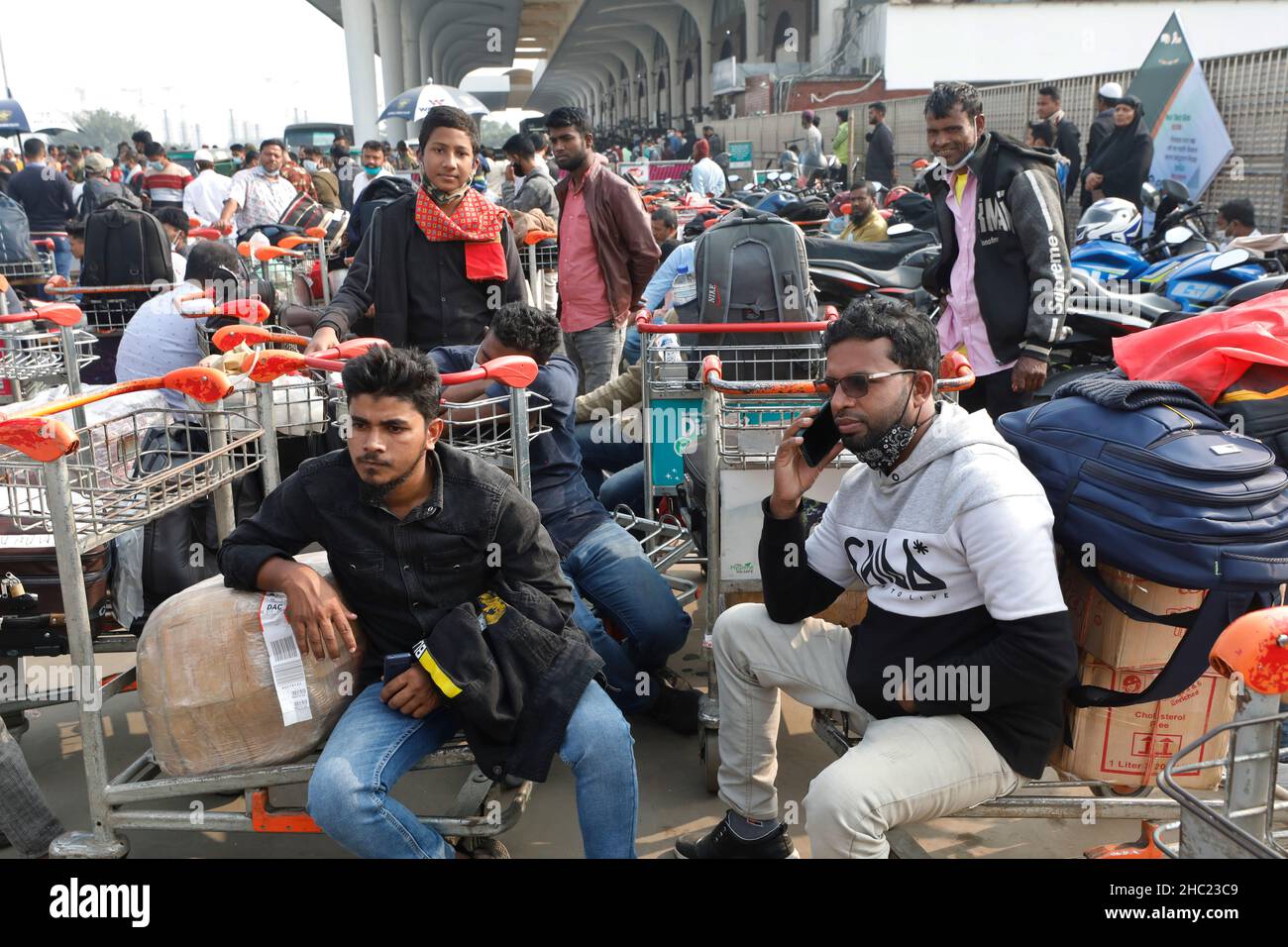 Dhaka, Bangladesh - 23 décembre 2021 : des centaines de passagers étrangers à l'aéroport international Hazrat Shahjalal de Dhaka attendent des heures Banque D'Images