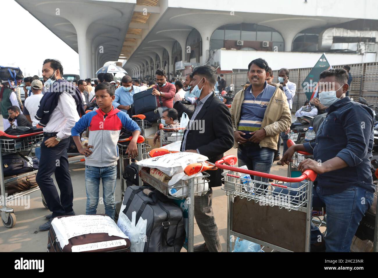 Dhaka, Bangladesh - 23 décembre 2021 : des centaines de passagers étrangers à l'aéroport international Hazrat Shahjalal de Dhaka attendent des heures Banque D'Images