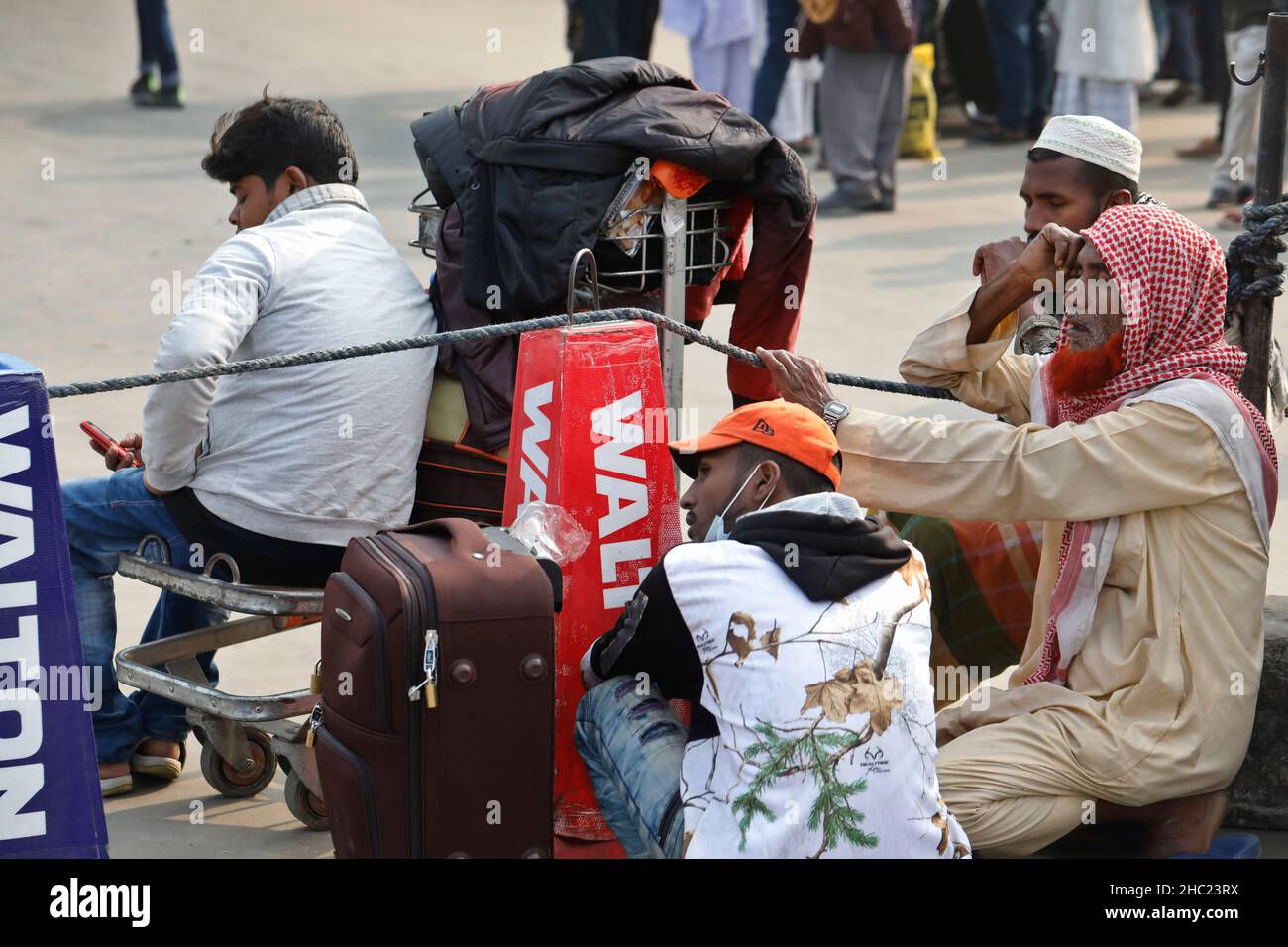 Dhaka, Bangladesh - 23 décembre 2021 : des centaines de passagers étrangers à l'aéroport international Hazrat Shahjalal de Dhaka attendent des heures Banque D'Images