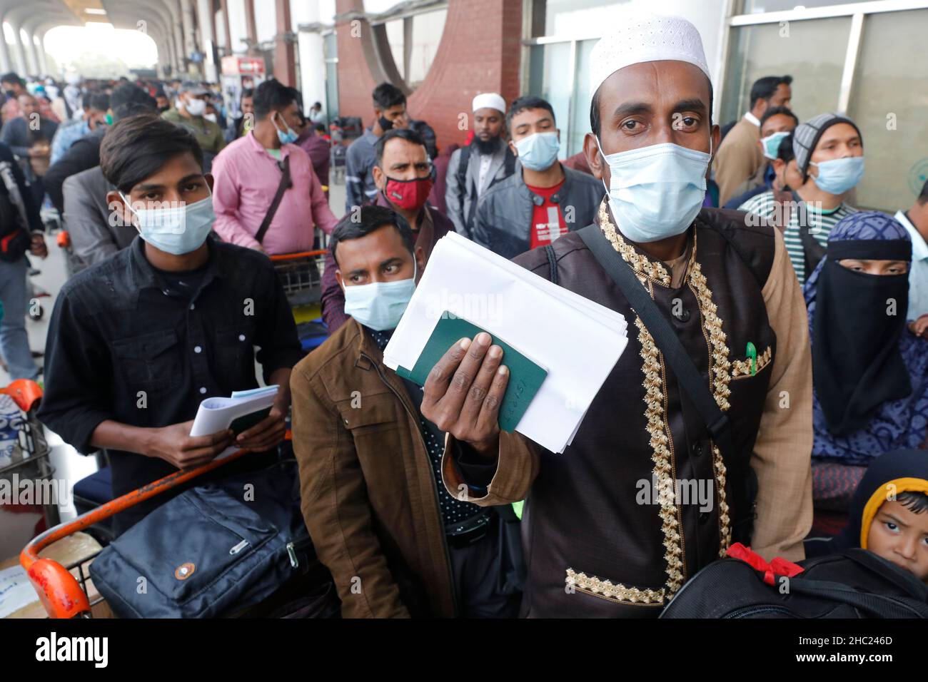 Dhaka, Bangladesh - 23 décembre 2021 : des centaines de passagers à destination de Dubaï attendent d'entrer à l'aéroport international Hazrat Shahjalal de Dhaka. Banque D'Images