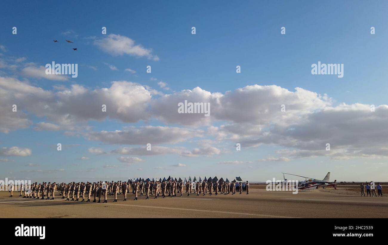 Hatzerim, Israël.22th décembre 2021.Les pilotes des cadets restent fermes tandis que les avions de l'équipe aérobatique de l'Armée de l'air israélienne survole lors de la cérémonie de remise des diplômes des pilotes de l'Armée de l'air israélienne à la base de Hatzerim le 22 décembre 2021 dans le désert du Negev, en Israël.La cérémonie de remise des diplômes a eu lieu après trois ans de formation pour devenir officier de combat et équipage de conduite.Crédit : Eddie Gerald/Alay Live News Banque D'Images