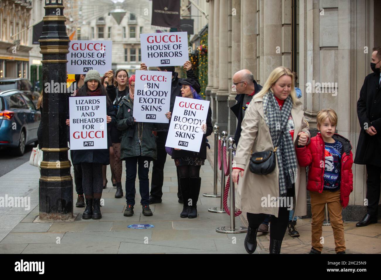 Londres, Angleterre, Royaume-Uni.23rd décembre 2021.Les militants du PETA manifestent devant Gucci sur Old Bond Street.Une nouvelle enquête du PETA Asia sur un abattoir indonésien qui fournit Gucci a révélé que des travailleurs ont dénigré des lézards dans la tête avec des machettes et se sont accaparées au cou dans des tentatives de décapitation bâclée.PETA demande que la compagnie interdit les peaux exotiques.(Image de crédit : © Tayfun Salci/ZUMA Press Wire) Banque D'Images