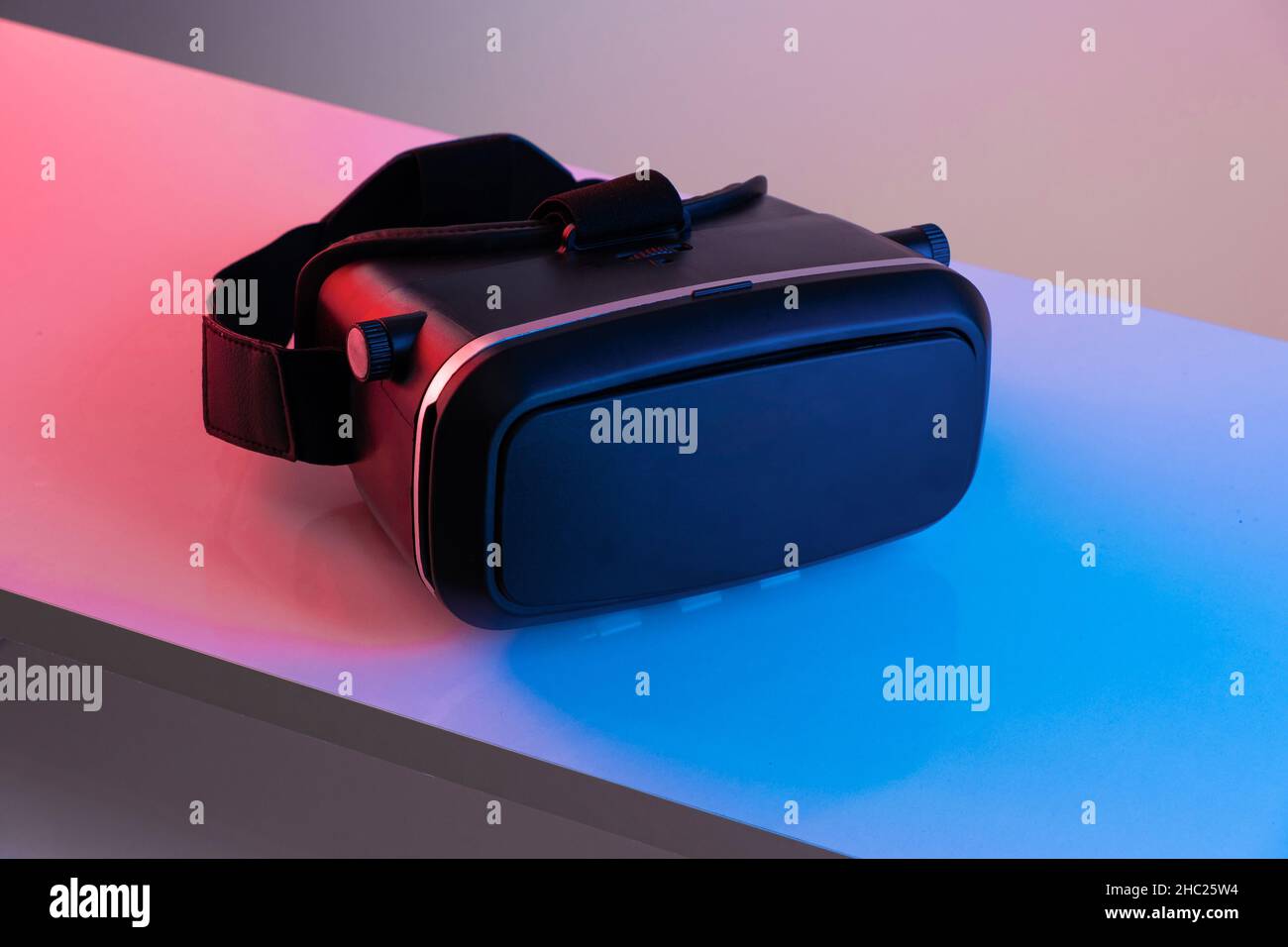 Masque de lunettes VR noires sur fond de couleur néon.Casque de réalité virtuelle Banque D'Images