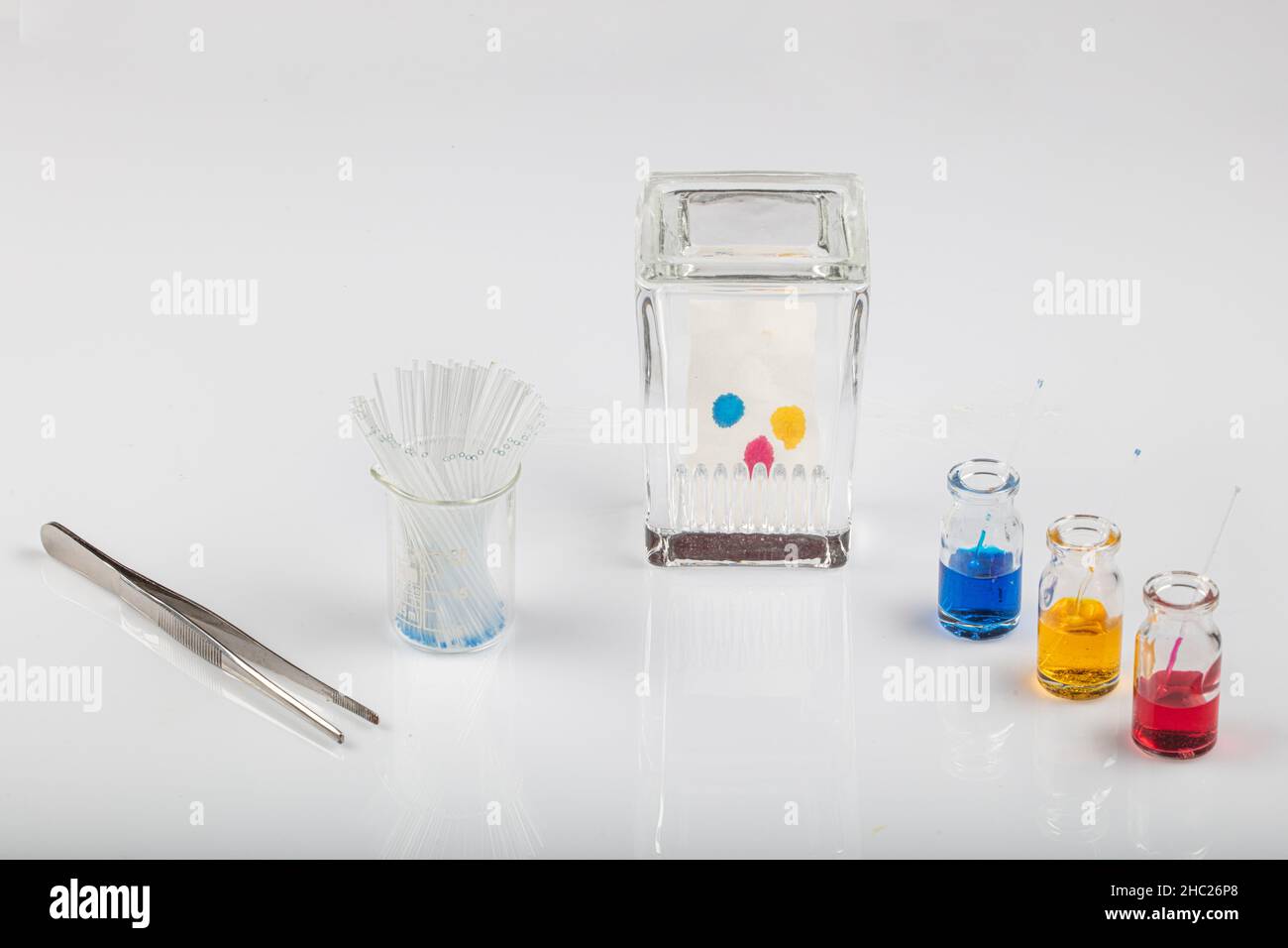 Les équipements de chromatographie sur couche mince comprennent un récipient, du gel de silice, des capillaires et des composés. Méthode TLC utilisée dans l'analyse de pureté des composés en chimie la Banque D'Images