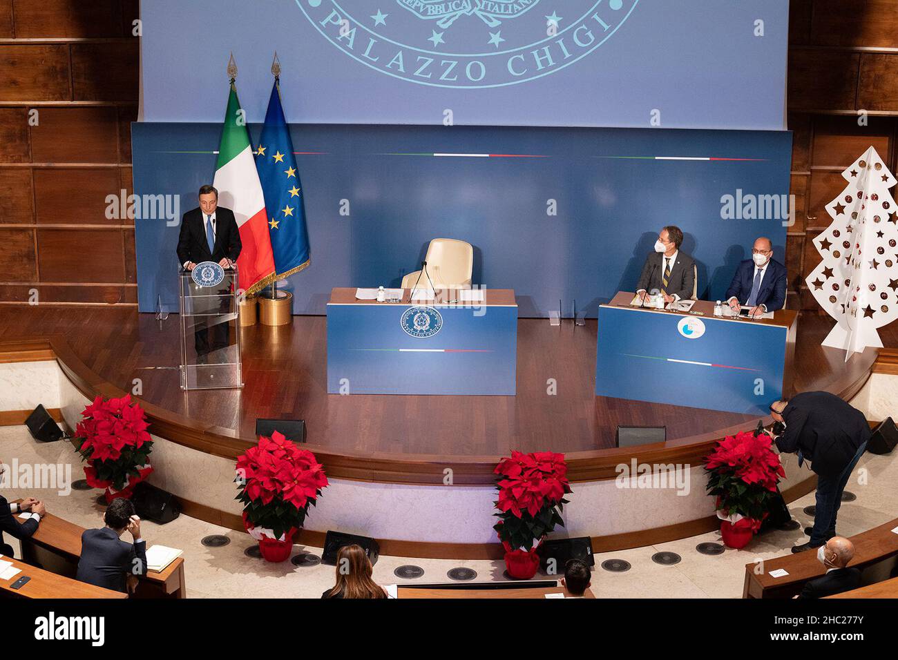 Rome, Italie.22nd décembre 2021.Le Premier ministre italien Mario Draghi (L, arrière) assiste à une conférence de presse traditionnelle de fin d'année à Rome, en Italie, le 22 décembre 2021.L'Italie a atteint les objectifs requis pour recevoir les fonds fournis par le programme de relance post-COVID de l'Union européenne (UE), et le gouvernement est toujours prêt à soutenir l'économie nationale en cas de nouveau ralentissement, a déclaré mercredi le Premier ministre Mario Draghi.Credit: STR/Xinhua/Alay Live News Banque D'Images