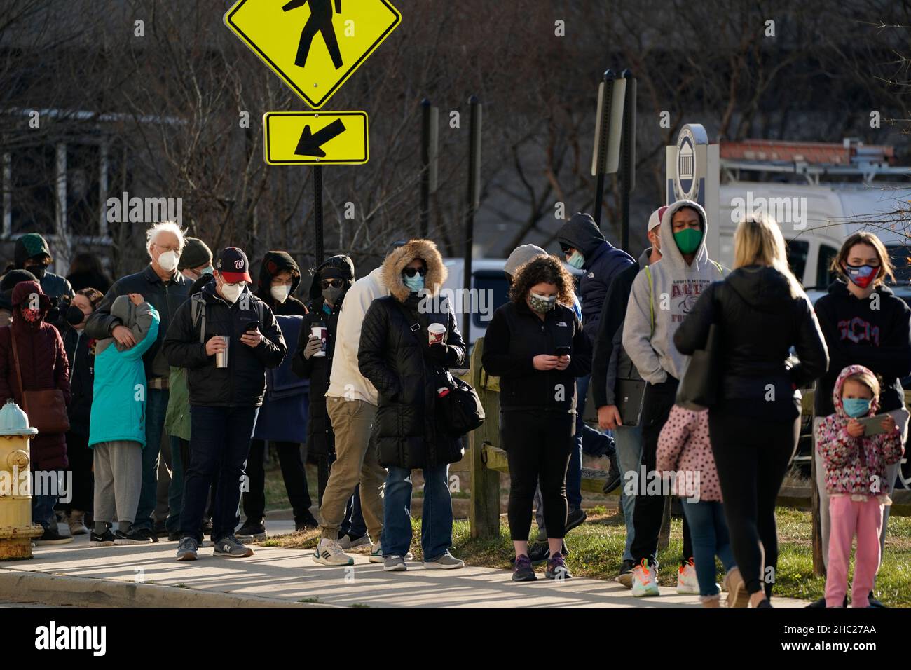 (211223) -- WASHINGTON, D.C., le 23 décembre 2021 (Xinhua) -- les gens font la queue pour recevoir le test COVID-19 à Arlington, en Virginie, aux États-Unis, le 22 décembre 2021.La Food and Drug Administration des États-Unis a autorisé mercredi les comprimés antiviraux oraux de Pfizer pour le traitement de la COVID-19 légère à modérée, la première pilule approuvée pour le traitement de la COVID-19 dans le pays.(Photo de Ting Shen/Xinhua) Banque D'Images