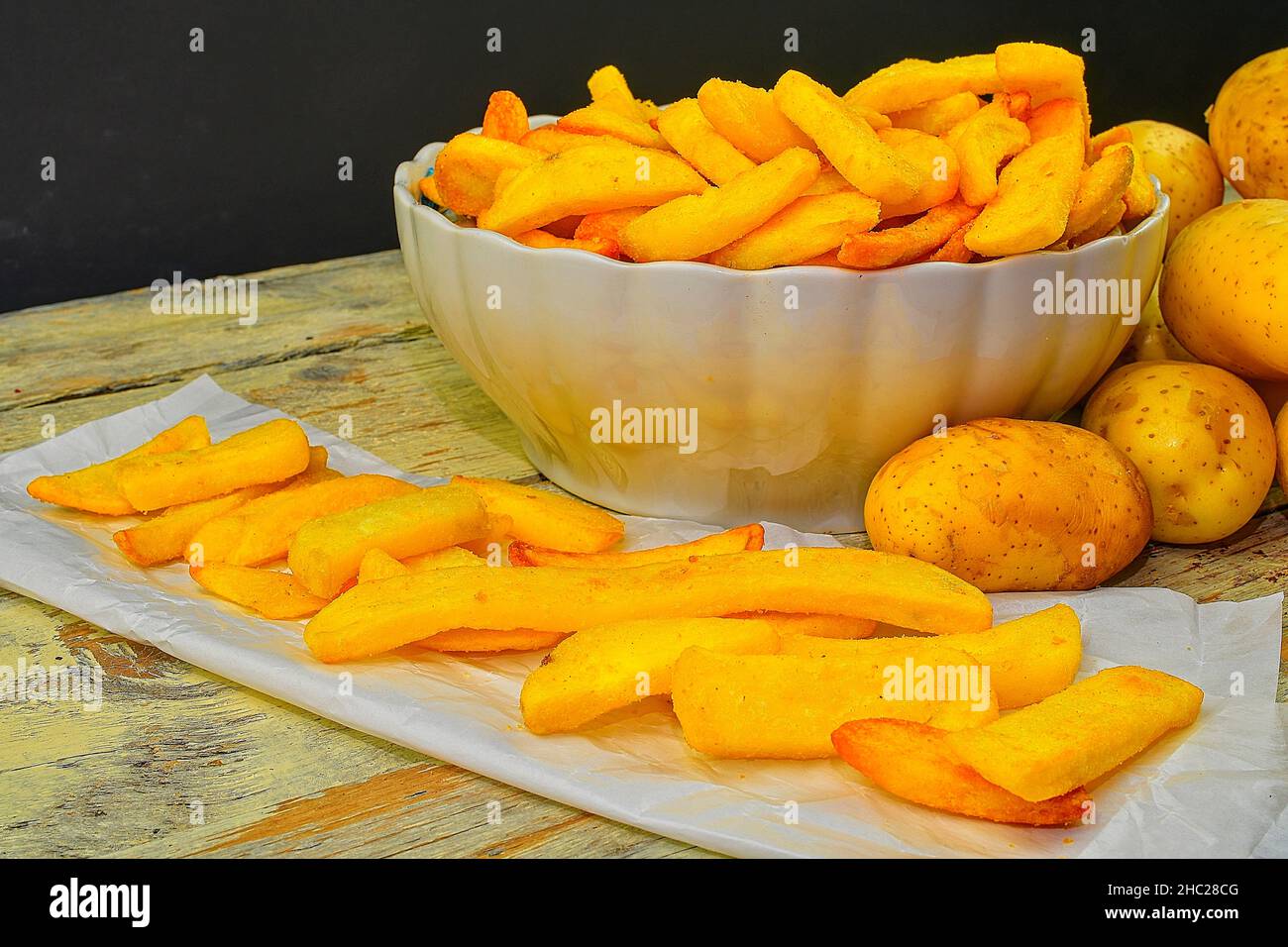 Pommes de terre frites au four. Les pommes de terre et les frites Photo