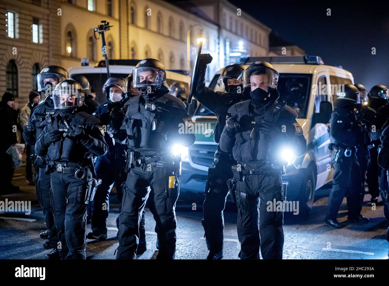 Munich, Allemagne.22nd décembre 2021.Contre-manifestation le 22 décembre 2021, la police a signalé que plus de 5000 personnes avaient manifesté à Munich, en Allemagne, contre toutes les mesures Covid-19 et contre la vaccination obligatoire possible.Seule une manifestation stationnaire a été autorisée, de sorte que les organisateurs ont annulé la manifestation.Les manifestants ont humilié la police alors qu'ils protestaient violemment à travers la ville.(Photo par Alexander Pohl/Sipa USA) crédit: SIPA USA/Alay Live News Banque D'Images