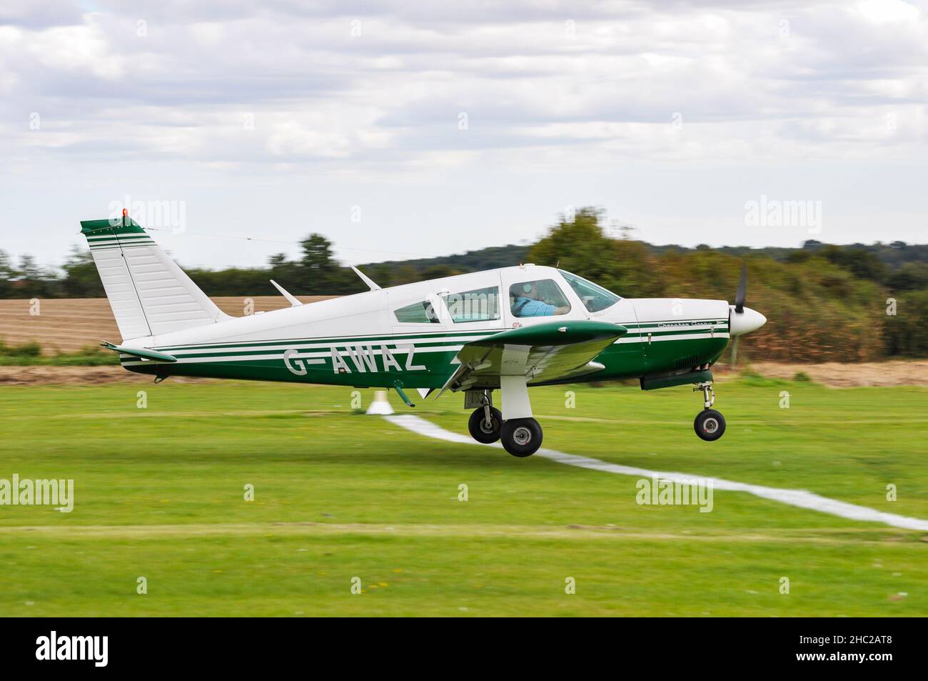 Piper PA-28R-180 l'avion léger Cherokee Arrow G-AWAZ participe à un atterrissage sur place à l'aérodrome d'Elmsett.Compétition pilote de précision d'atterrissage Banque D'Images