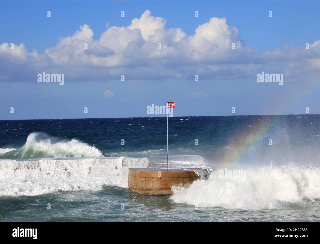 (211222) -- BEYROUTH, le 22 décembre 2021 (Xinhua) -- des vagues de forte élévation ont frappé la côte de Beyrouth, Liban, le 21 décembre 2021.(Xinhua/Liu Zongya) Banque D'Images