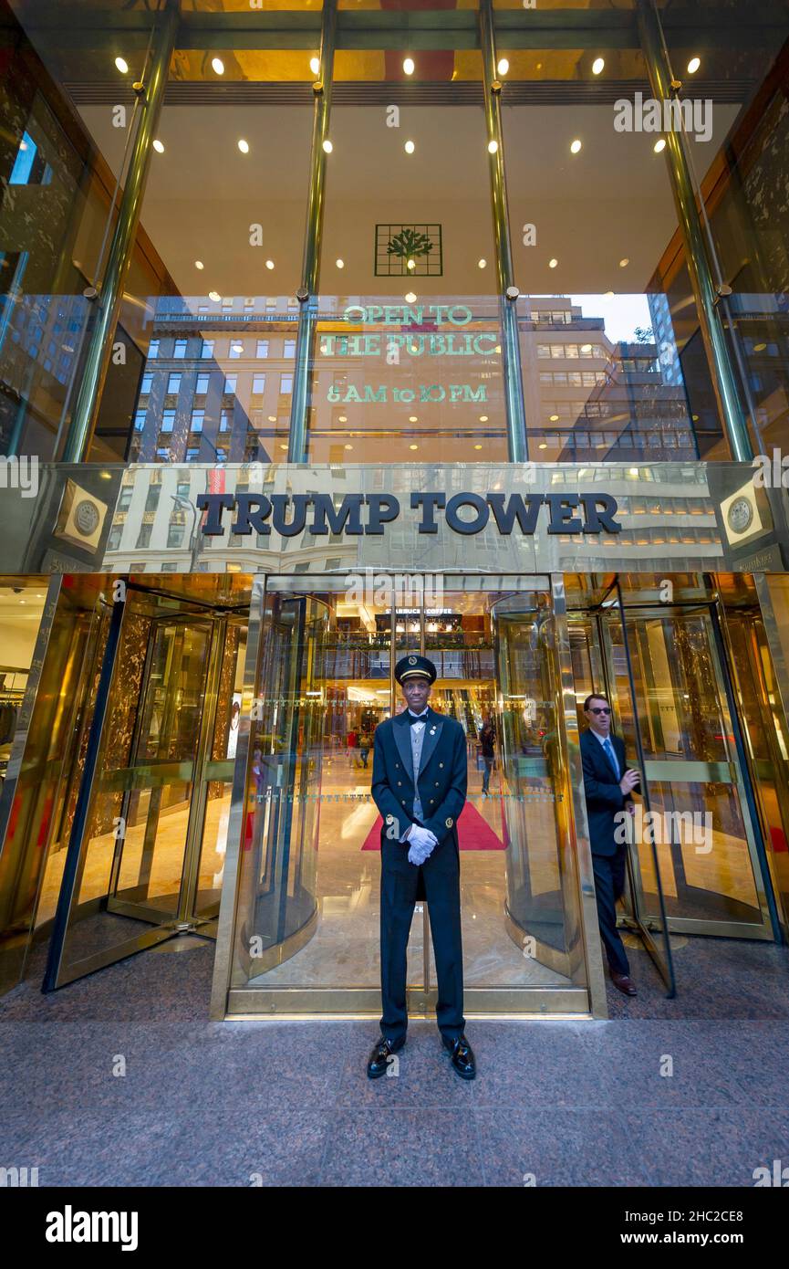 Portier debout à l'entrée de la Trump Tower, New York Banque D'Images
