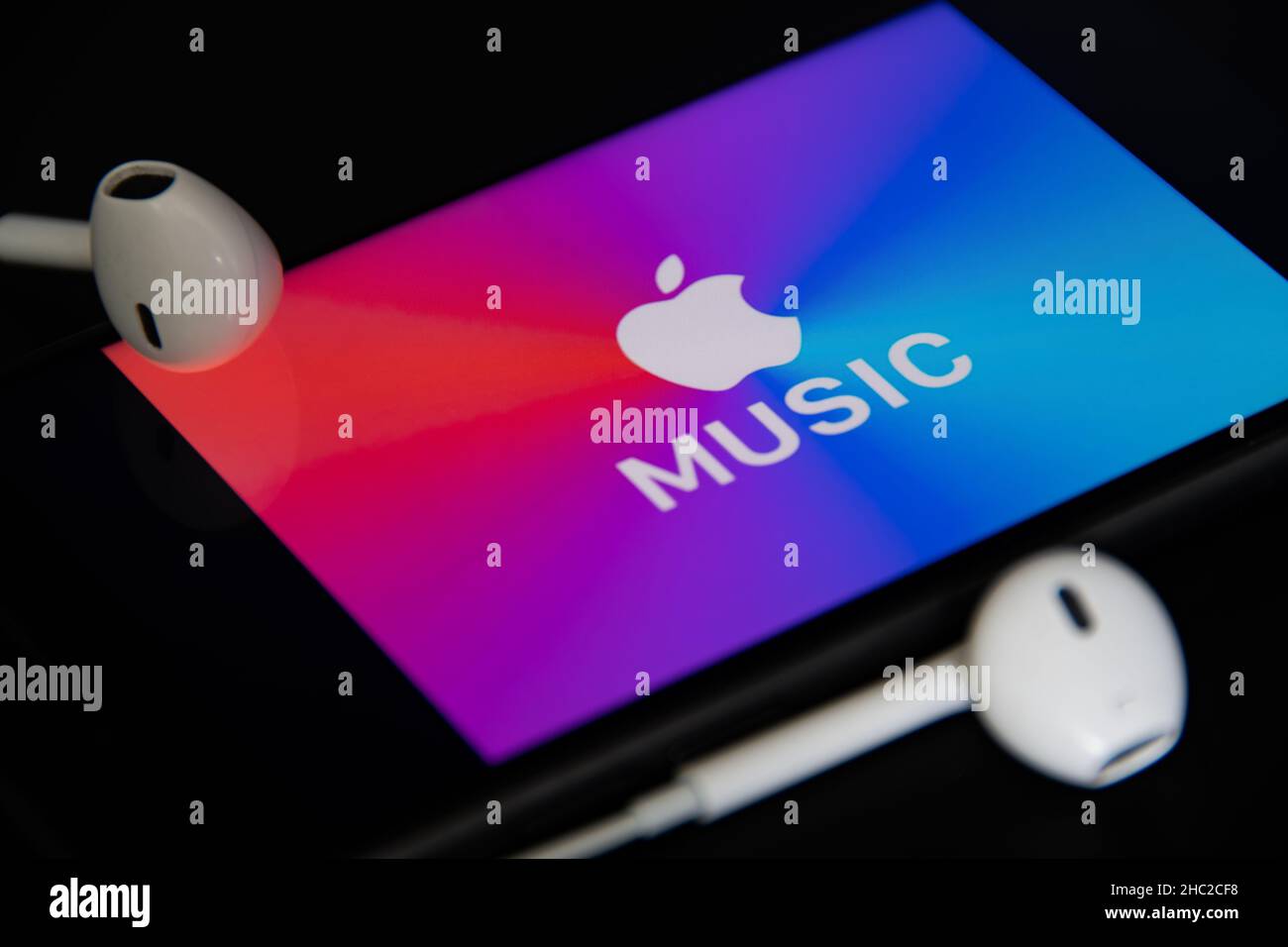 Rheinbach, Allemagne 4 mai 2021, gros plan du logo « Apple Music » sur l'écran d'un smartphone avec casque Banque D'Images