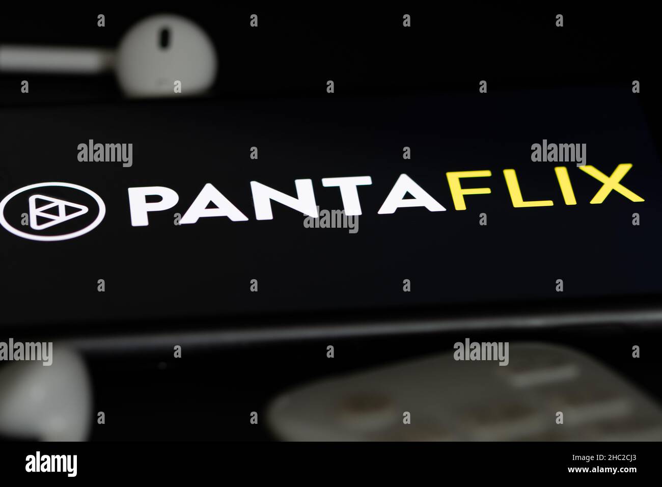 Rheinbach, Allemagne 5 juin 2021, le logo du service de streaming 'Pantaflix' sur l'écran d'un smartphone avec casque blanc Banque D'Images