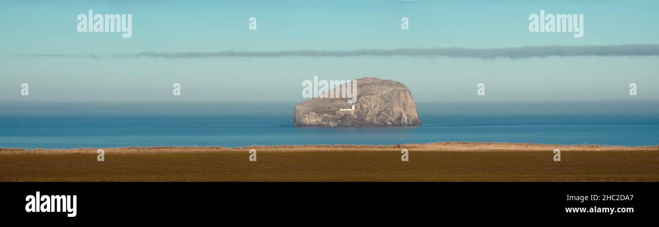Un grand panorama de la côte de mer et de l'île de roche avec un phare.Bass Rock, East Lothian, Écosse, Royaume-Uni Banque D'Images