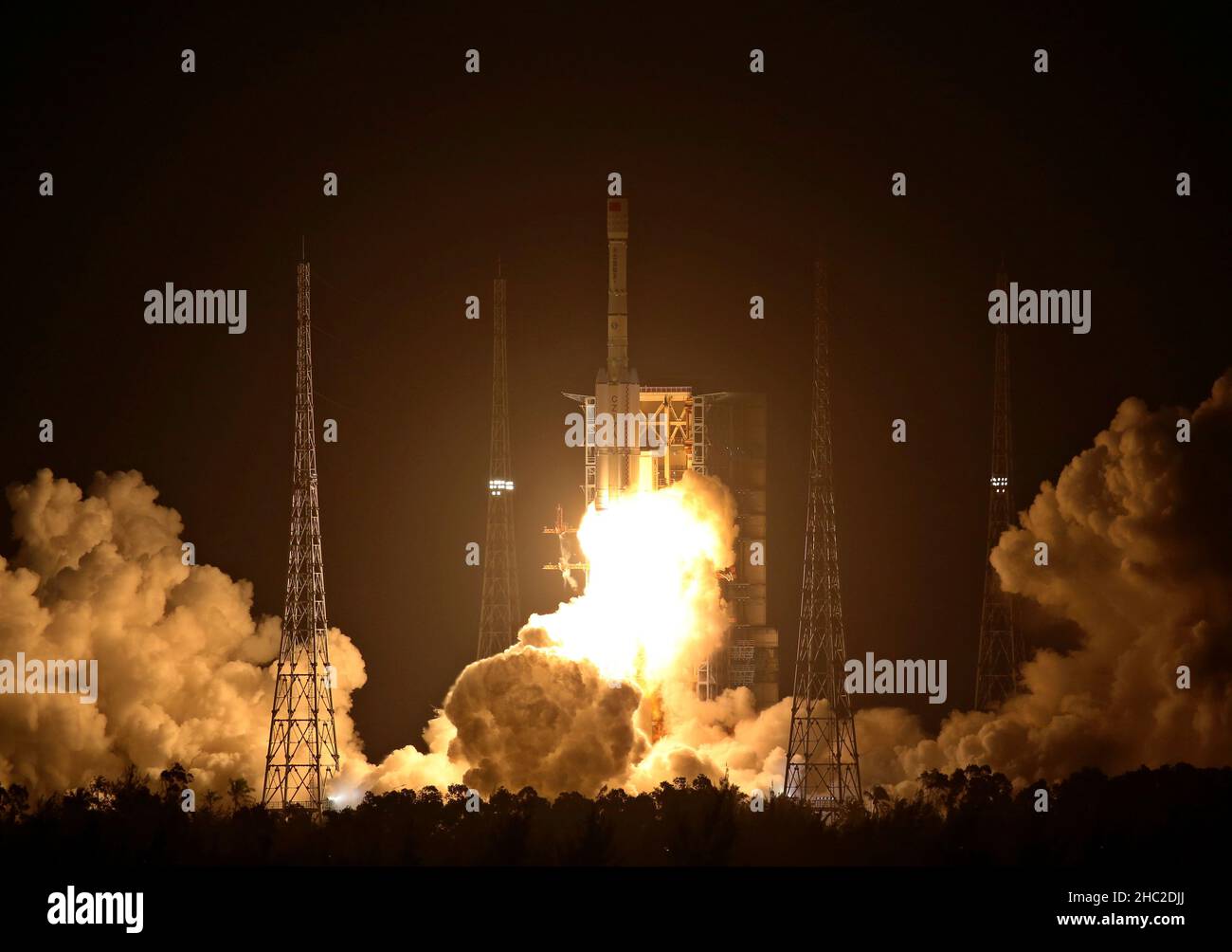 Wenchang.23rd décembre 2021.Une longue fusée de mars 7A transportant deux satellites sort du site de lancement de Wenchang dans la province de Hainan, dans le sud de la Chine, le 23 décembre 2021.La fusée s'est enragé à 6 h 12 (heure de Pékin) au site de lancement de l'engin spatial Wenchang dans le sud de la province de Hainan et a rapidement envoyé les satellites Shiyan-12 01 et Shiyan-12 02 en orbite prédéfinie.La mission a marqué le vol de 402nd des roquettes du transporteur long March.Credit: Hu Xujie/Xinhua/Alay Live News Banque D'Images