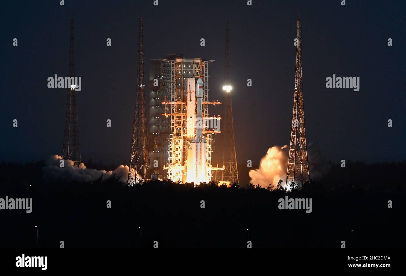Wenchang.23rd décembre 2021.Une longue fusée de mars 7A transportant deux satellites sort du site de lancement de Wenchang dans la province de Hainan, dans le sud de la Chine, le 23 décembre 2021.La fusée s'est enragé à 6 h 12 (heure de Pékin) au site de lancement de l'engin spatial Wenchang dans le sud de la province de Hainan et a rapidement envoyé les satellites Shiyan-12 01 et Shiyan-12 02 en orbite prédéfinie.La mission a marqué le vol de 402nd des roquettes du transporteur long March.Credit: Yang Guanyu/Xinhua/Alamy Live News Banque D'Images