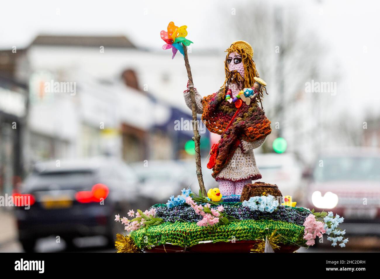 Londres, Royaume-Uni.23 décembre 2021.Un surmatelas en maille coloré appelé 't Christopher, patron Saint des voyageurs', 2021 ans, par Karin Lighthouse, se trouve au-dessus d'une boîte postale à Northwood, dans le nord-ouest de Londres, faisant partie d'une tendance en cours de décoration des boîtes postales de Royal Mail.Créés par ce que l’on appelle les “fils bombardiers”, les dessins en laine crochetés sont souvent placés de manière anonyme et enregistrent des événements locaux, festifs ou dignes d’actualité, y compris la pandémie en cours.Credit: Stephen Chung / Alamy Live News Banque D'Images