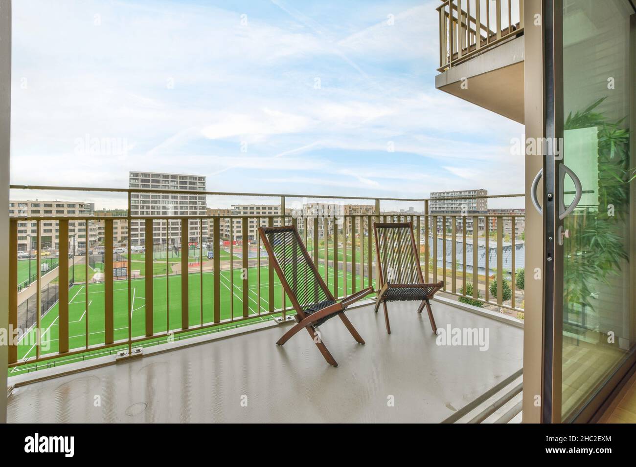 Balcon élégant avec deux chaises longues en bois Banque D'Images
