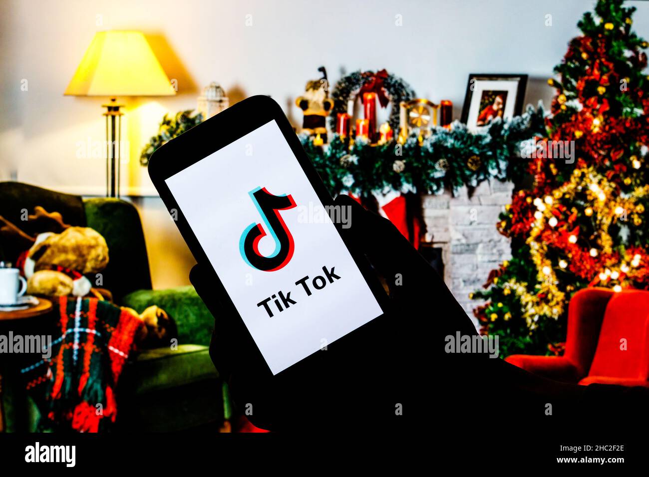 Dans cette illustration photo, un logo Tik Tok s'affiche sur un smartphone. Banque D'Images