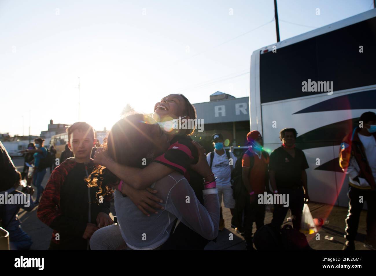 (12/23/2021) les membres de la caravane de migrants poursuivent leur voyage aux États-Unis à bord d'autobus obtenus après des négociations avec l'Institut national des migrations et le Ministère de l'intérieur.Les transports ont laissé la capitale mexicaine dans différentes villes du nord du pays, où les migrants poursuivront les procédures des cartes de visite pour des raisons humanitaires.(Photo par Cristian Leyva / Pacific Press/Sipa USA) Banque D'Images