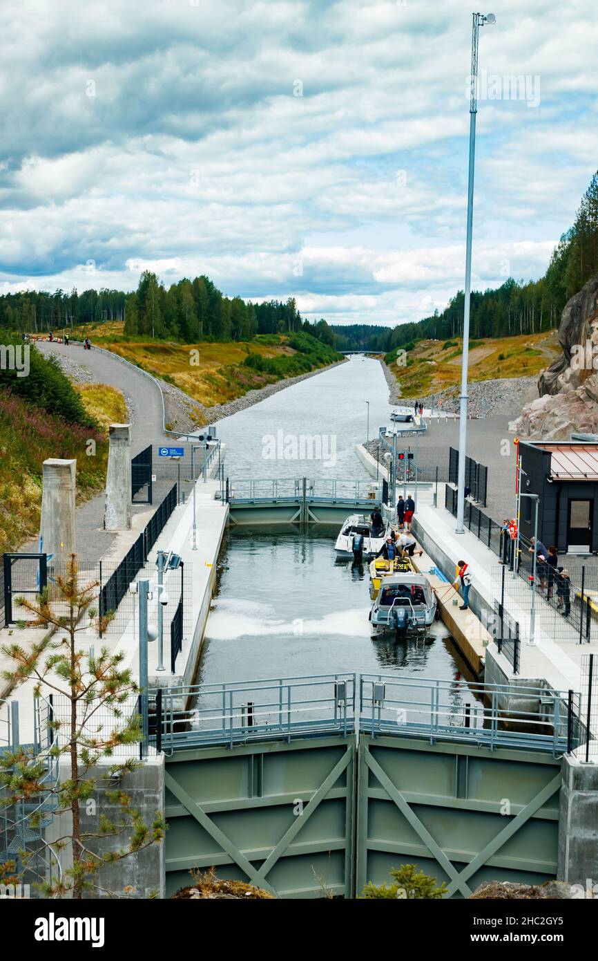 Kouvola, Finlande - 5 août 2021 : Canal de Kimola entre les lacs.Gateway est ouvert pour les bateaux. Banque D'Images