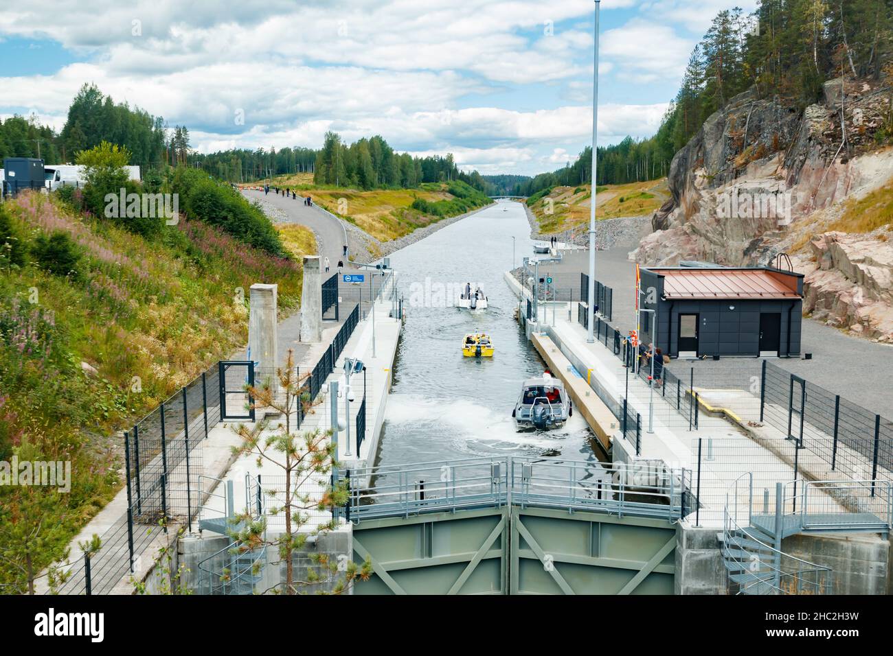Kouvola, Finlande - 5 août 2021 : Canal de Kimola entre les lacs.Gateway est ouvert pour les bateaux. Banque D'Images