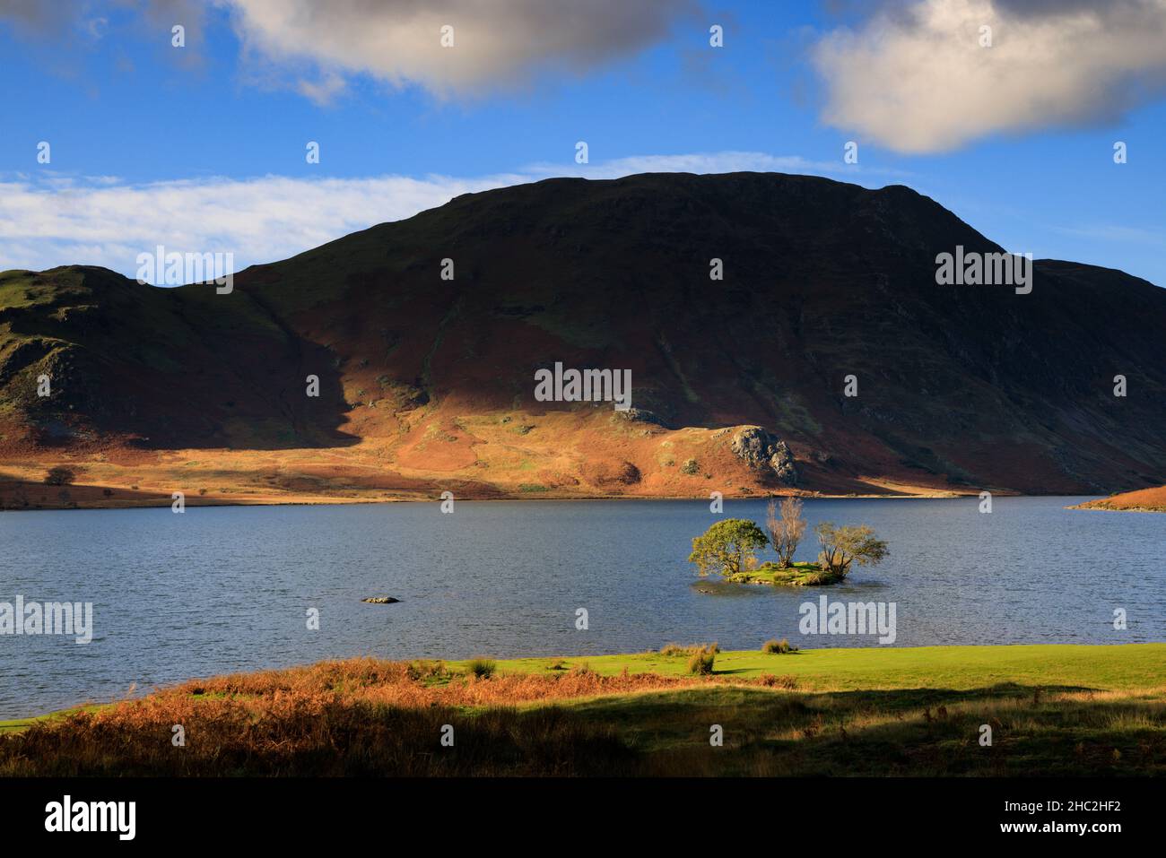 Un petit îlot d'eau de Crummock. Banque D'Images