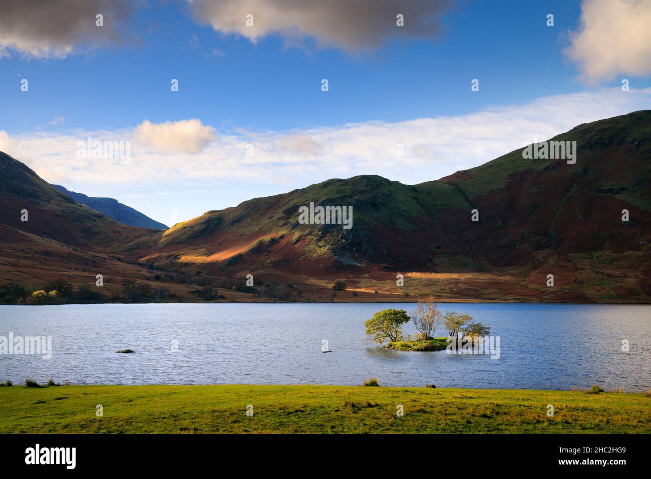 Un petit îlot d'eau de Crummock. Banque D'Images