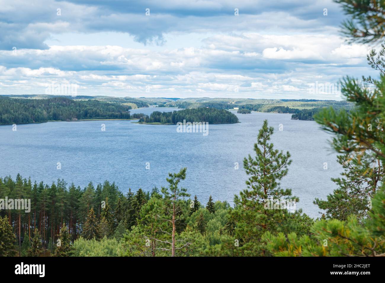 Belle vue sur le lac Pyhajarvi depuis la montagne Hiidenvuori sur l'île Hiidensaari, Finlande Banque D'Images