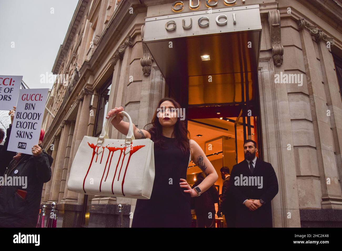 Londres, Royaume-Uni.23rd décembre 2021.Un activiste tient un sac à main écrasé de faux sang pendant la manifestation.des militants du PETA (People for the Ethical Treatment of Animals) se sont rassemblés devant le magasin Gucci de Bond Street et ont organisé une passerelle avec des sacs à main éclaboussés de faux sang pour protester contre l'utilisation de peaux de lézard dans les produits de Gucci.L'enquête de PETA a montré que les fournisseurs de peau de lézard tombent bien en dessous des normes de bien-être des animaux et causent d'énormes souffrances pour les animaux.(Photo de Vuk Valcic/SOPA Images/Sipa USA) crédit: SIPA USA/Alay Live News Banque D'Images