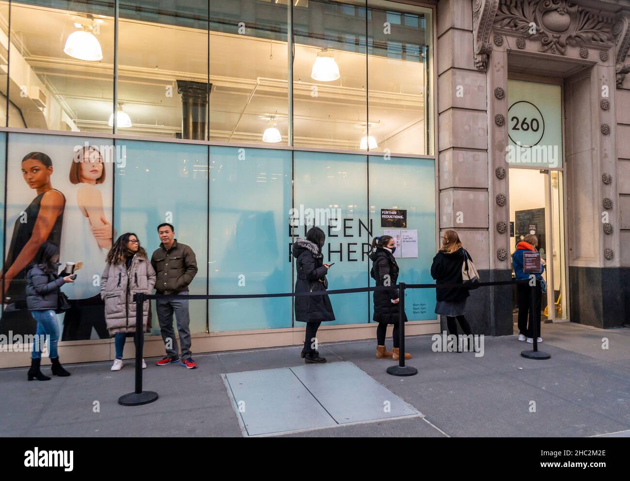Les clients les plus exigeants font la queue devant le magasin de vente d'échantillons de 260 à New York le dimanche 19 décembre 2021 pour acheter des vêtements et des accessoires Eileen Fisher très réduits.(© Richard B. Levine) Banque D'Images