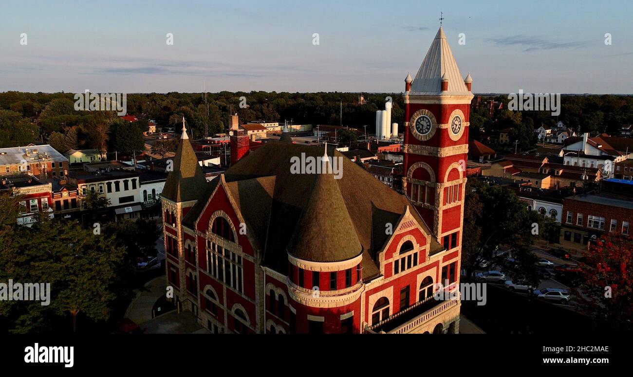 Vue aérienne au coucher du soleil sur le palais de justice historique 1844 avec tour d'horloge au centre de Monroe Square, la « capitale du fromage Swiss », Monroe, Wisconsin, États-Unis Banque D'Images