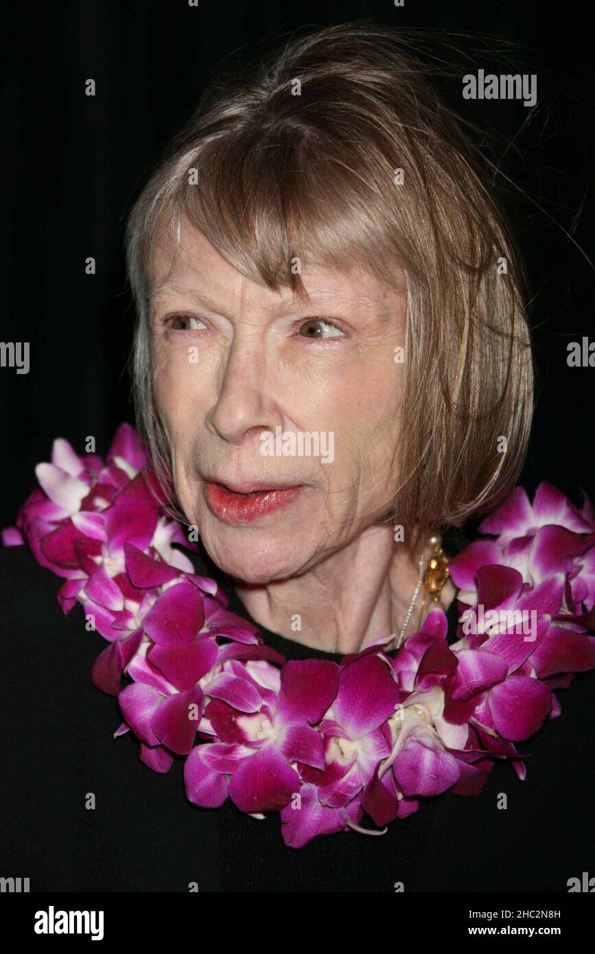 **PHOTO DE FICHIER** Joan Didion est décédée.Joan Didion assiste à la représentation nocturne d'ouverture de « l'année de la pensée magique », la pièce de Joan Didion basée sur ses propres mémoires, avec Vanessa Redgrave au Booth Theatre de New York le 29 mars 2007.Crédit photo : Henry McGee/MediaPunch Banque D'Images