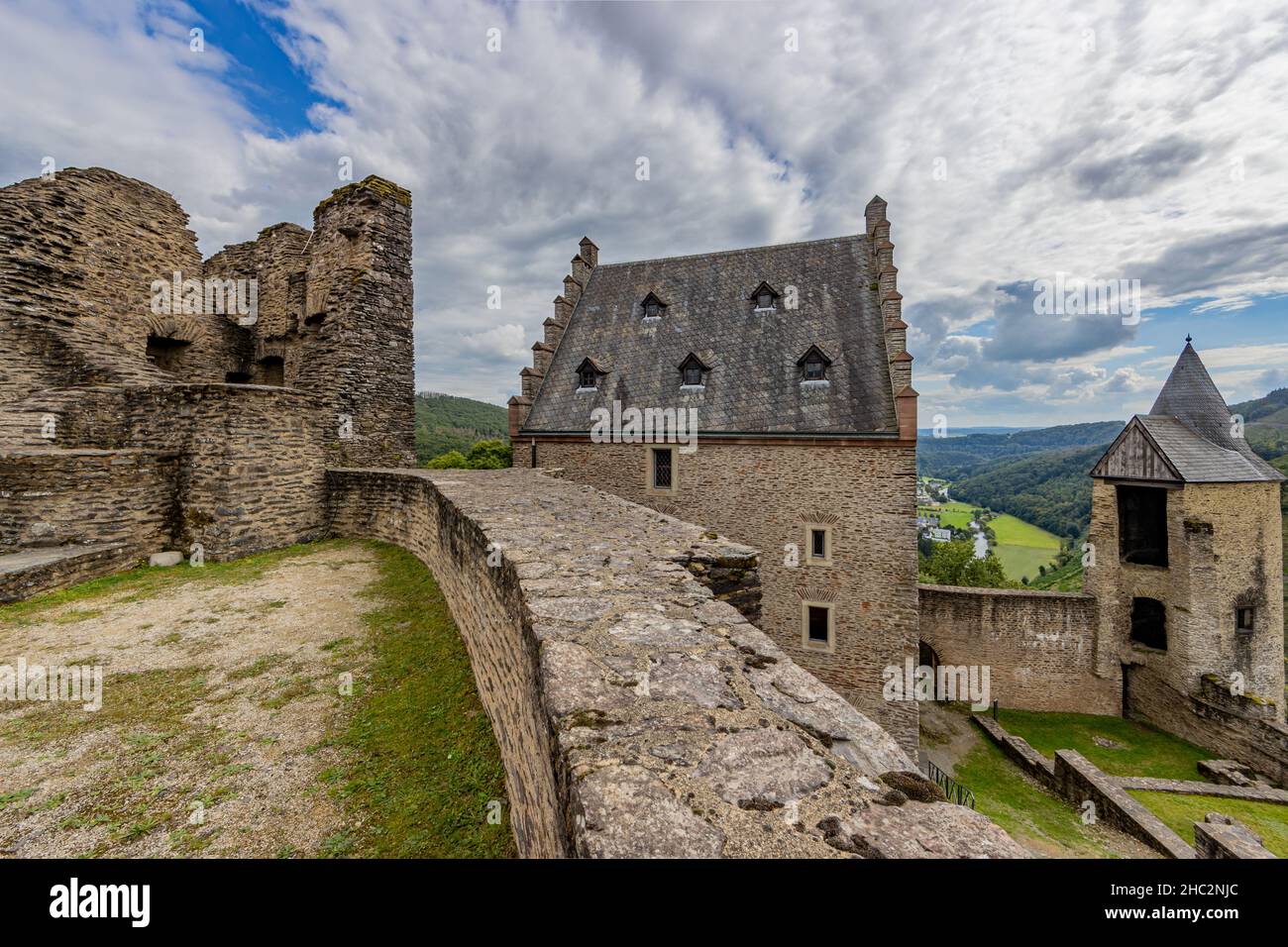 Cour Superieure Dans Les Ruines Exterieures Du Chateau Medieval De Bourscheid Murs Ruines Un Batiment Et La Tour De Guet Collines Couvertes De Vert Luxuriant Photo Stock Alamy
