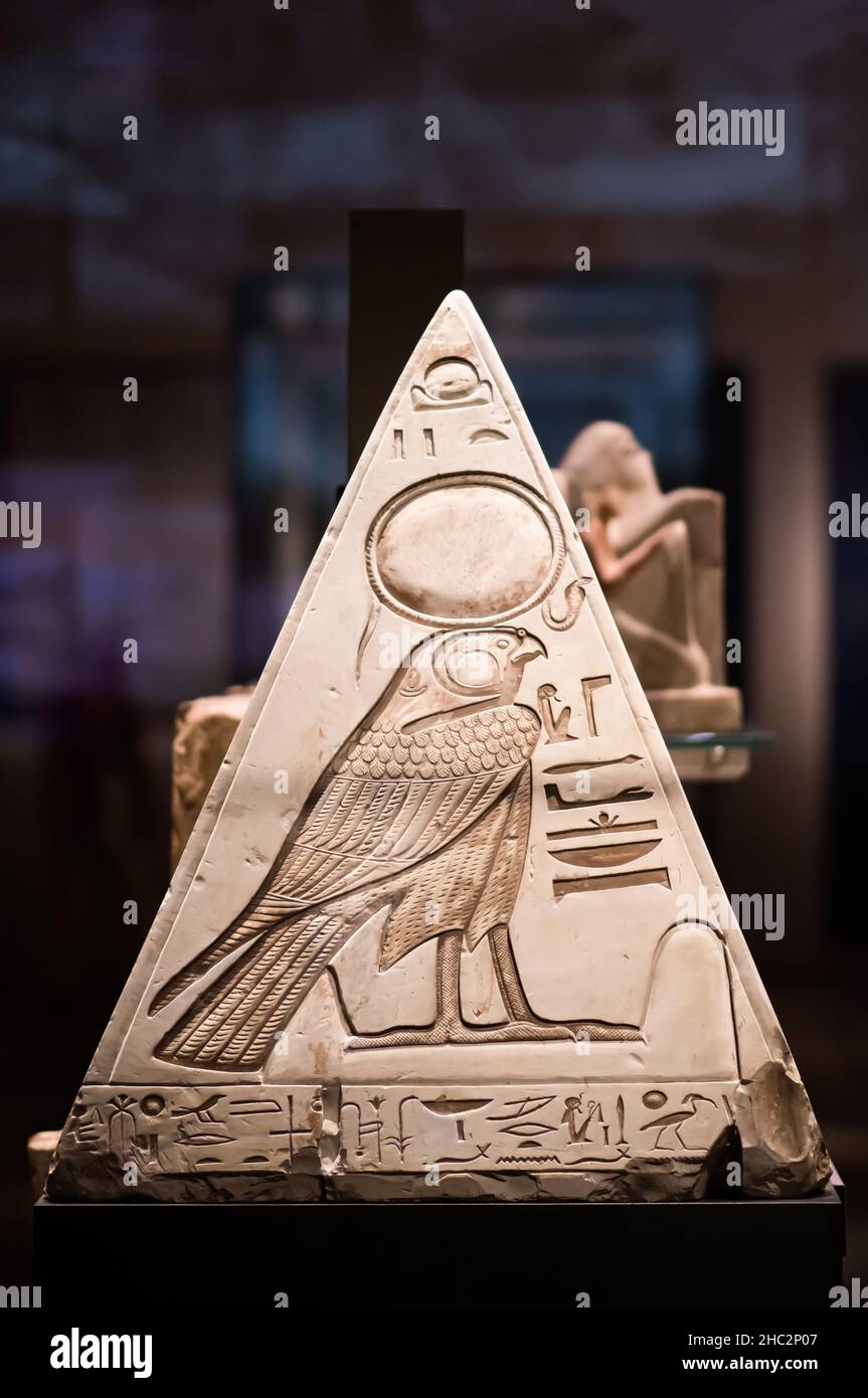 Musée égyptien, Turin, Italie, Pyramidion de Ramose, pierre,Calcaire, Nouveau Royaume, XIXe dynastie avec hiéroglyphes, vertical Banque D'Images