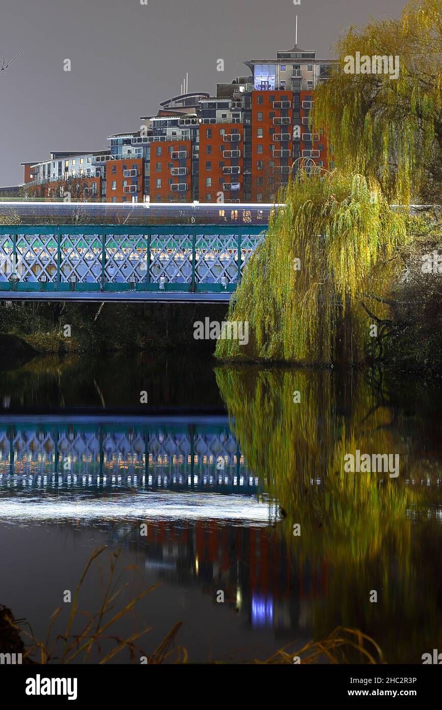 Réflexions dans la rivière aire de City Island appartements et Whitehall Bridge dans le centre-ville de Leeds Banque D'Images