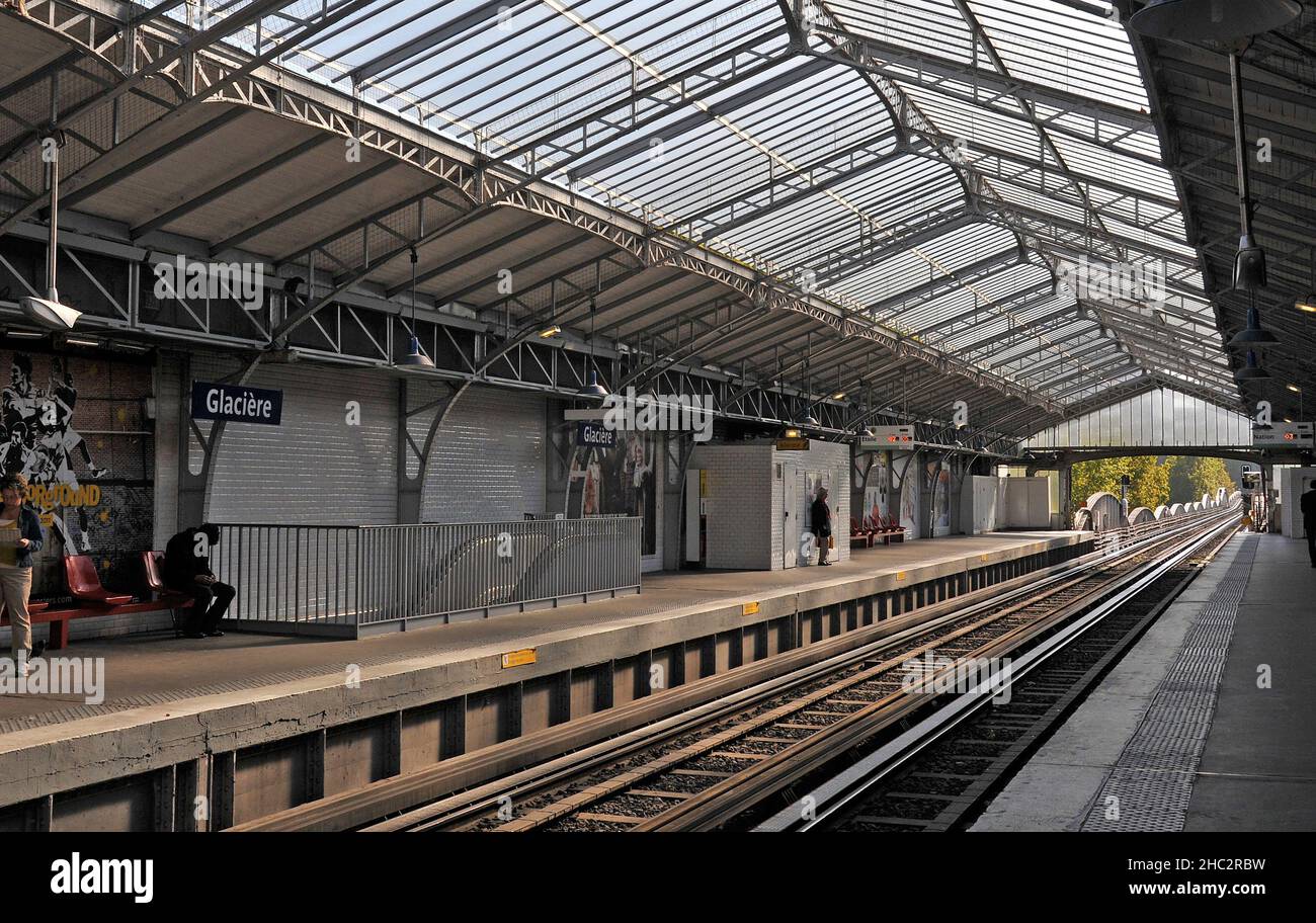 Métro station de métro Glacière Paris France Photo Stock - Alamy