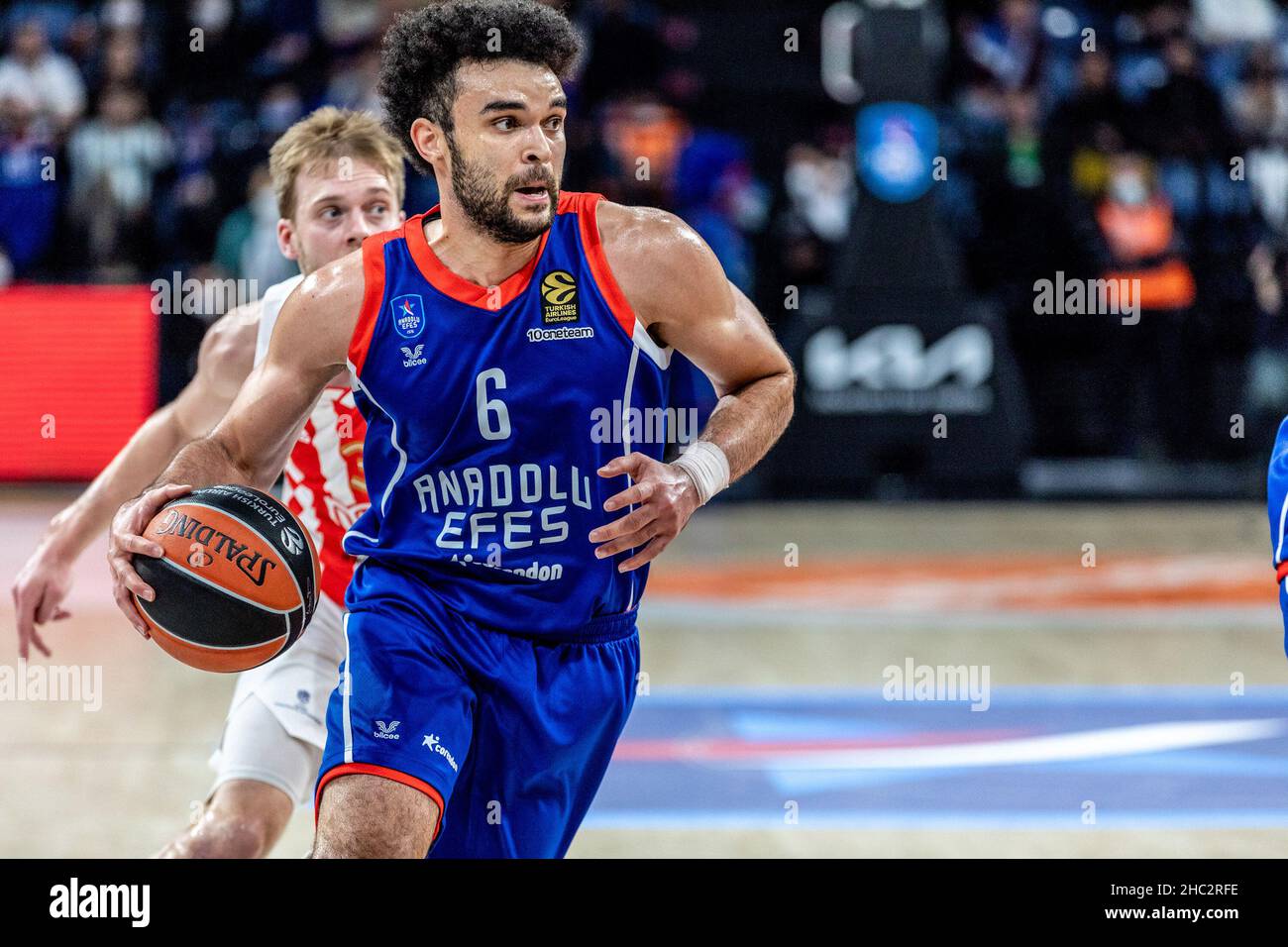 Istanbul, Turquie.22nd décembre 2021.#6 Elijah Bryant d'Anadolu Efes Istanbul en action contre #3 Nate Wolters de Crvena Zvezda MTS Belgrade pendant le Round 17 de la saison régulière Euroligue 2021/2022 de Turkish Airlines à Sinan Erdem Sports Arena.(Note finale; Anadolu Efes Istanbul 84:83 Crvena Zvezda MTS Belgrade).Crédit : SOPA Images Limited/Alamy Live News Banque D'Images